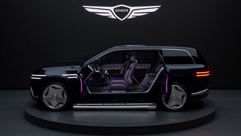 Genesis automobilis atidarytomis durimis