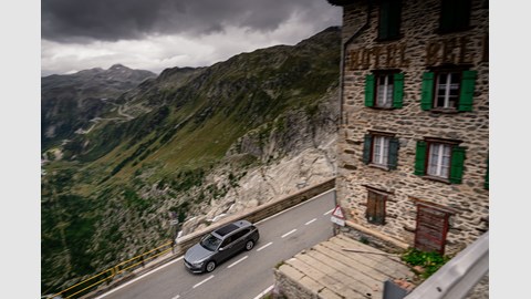 Skoda Superb iV - driving in the mountains