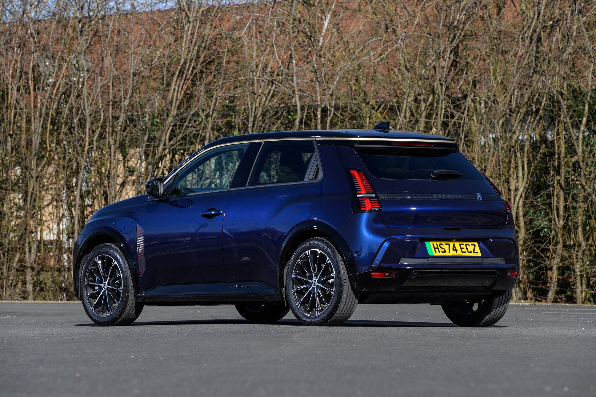 Rear view of the blue Renault 5 E-Tech