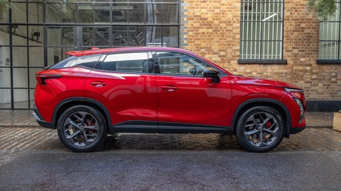 Omoda 5 review, side, red