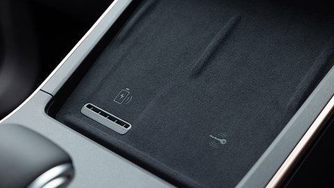 Omoda 5 review, wireless charger