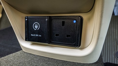 Inster three-pin included in tech pack