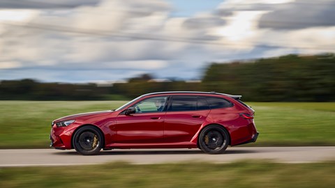 M5 Touring - side dynamic