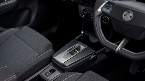 Drive selector of a Vauxhall Frontera Hybrid with a dark interior