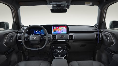 Image of the Toyota Urban Cruiser, in white, view of the dashboard