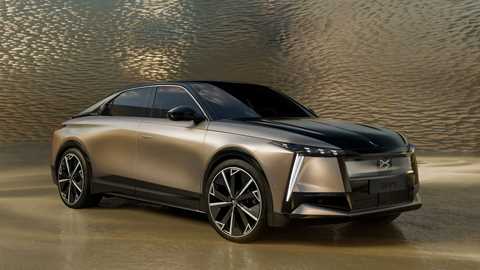 DS No8: front three quarter static, gold paint