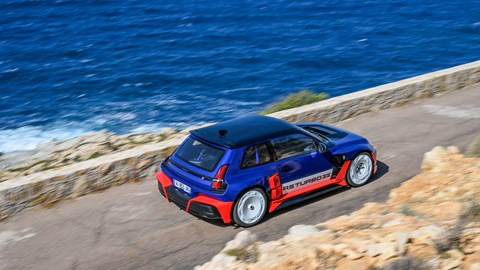 Renault 5 Turbo 3E s novom bojom juri obalnom cestom.