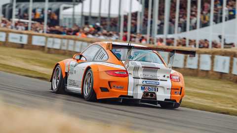 Porsche 911 GT3 R Hybrid running up the hill at the 2024 Goodwood FoS