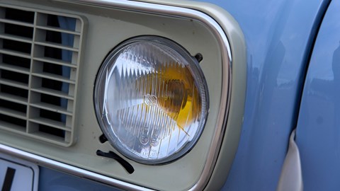 Yellow bulbs in an old Renault 4? Mais oui!