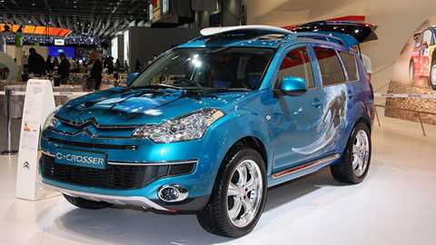 A modded Citroen C-Crosser wasn't enough to keep us awake on the Citroen stand