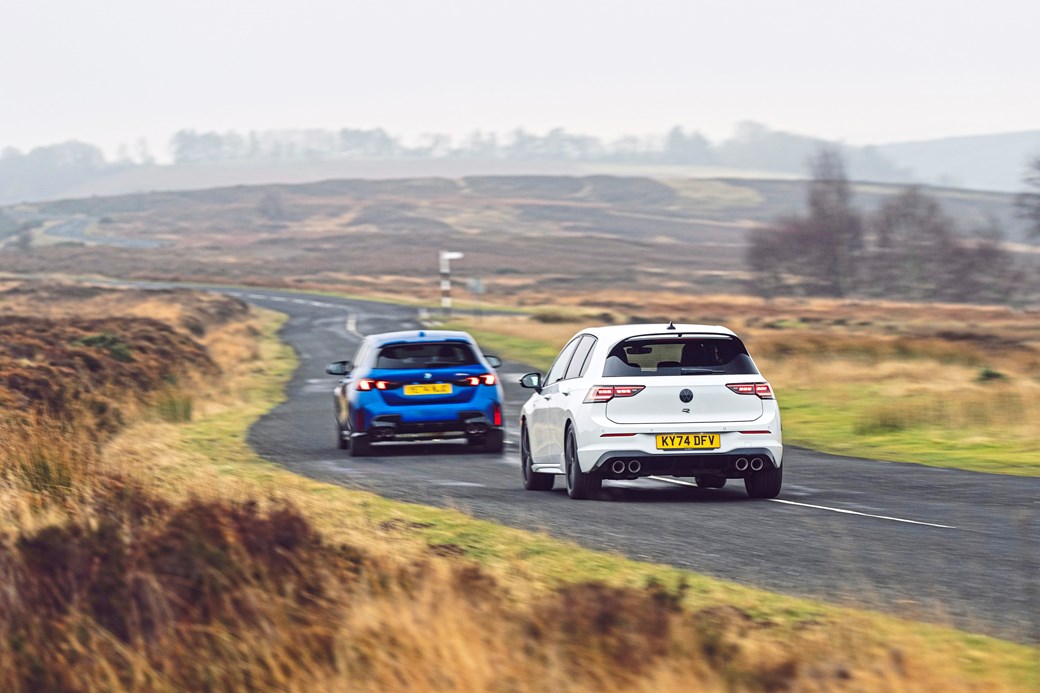 VW Golf R отправляется на охоту за BMW M135...