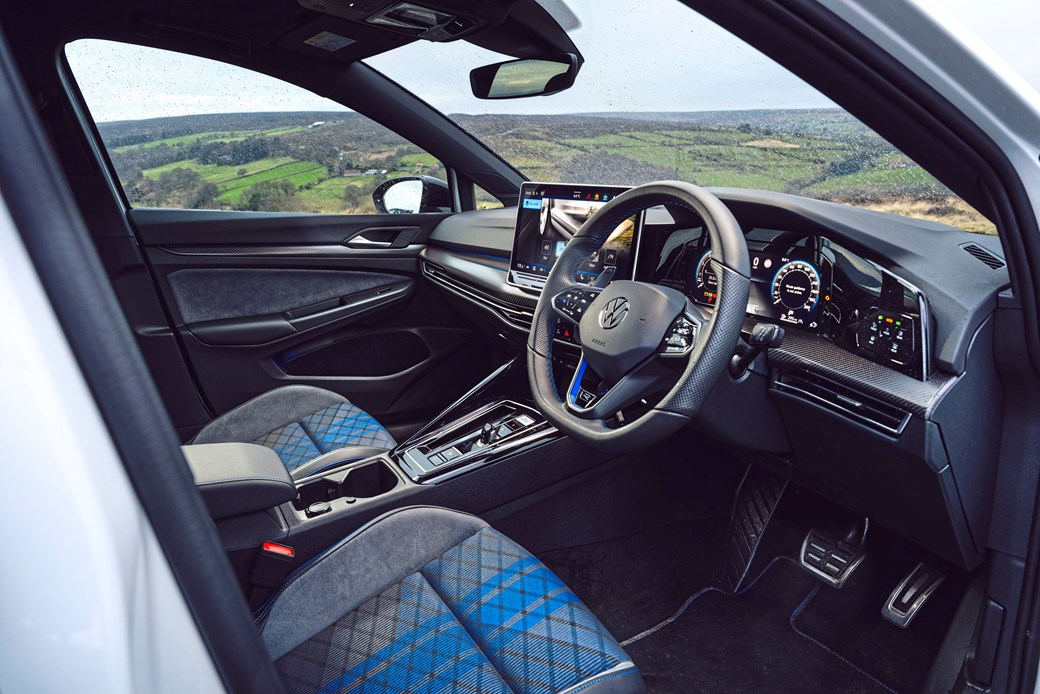 Интерьер VW Golf R 2025 года