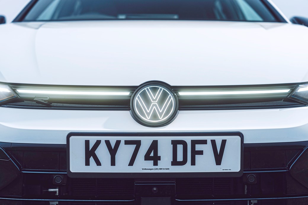 Подсвеченный значок VW, новый для Golf R 2025 года
