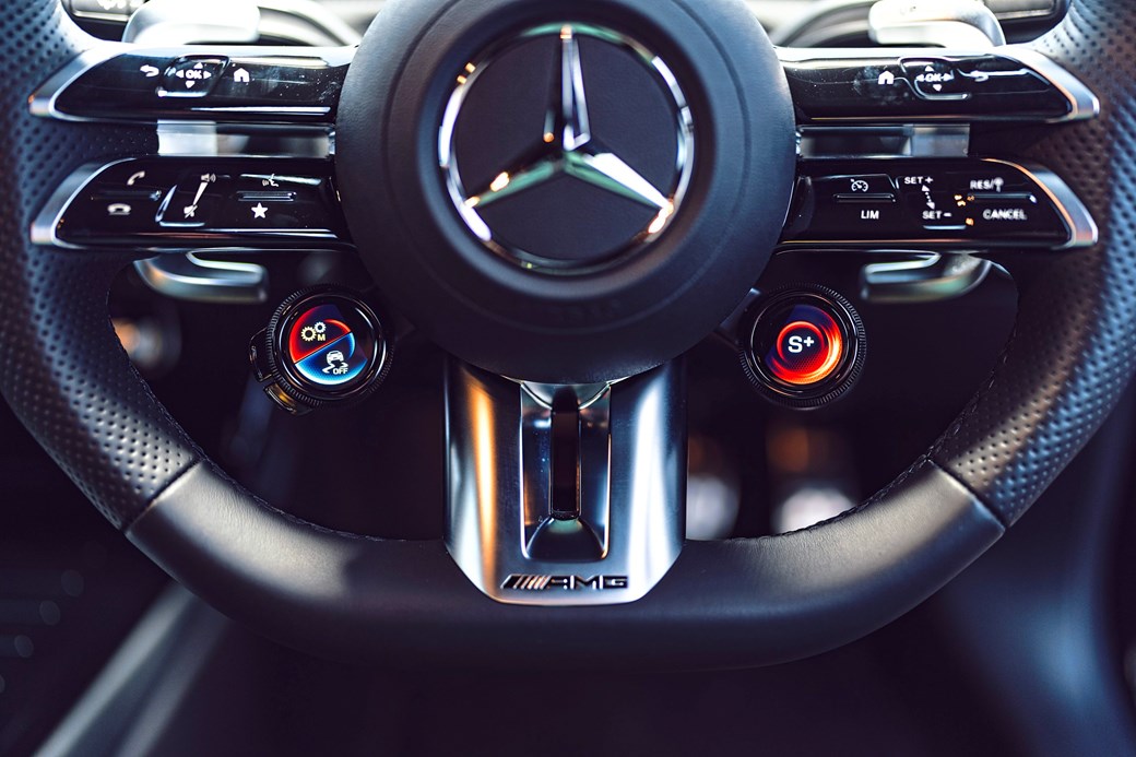 Рулевое колесо Mercedes-AMG A35: занято