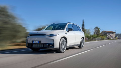 Leapmotor C10 REEV (2025) review: front three quarter tracking, grey paint