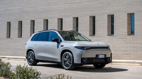 Leapmotor C10 REEV (2025) review: front three quarter static, building in background