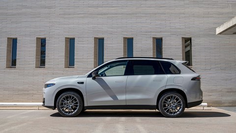 Leapmotor C10 REEV (2025) review: side view static, building in background