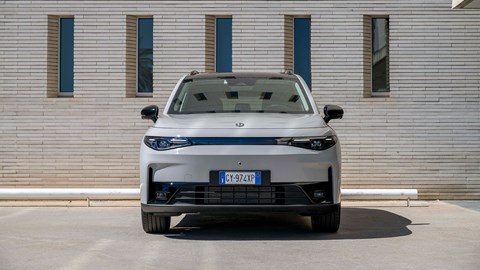 Leapmotor C10 REEV (2025) review: front static, building in background