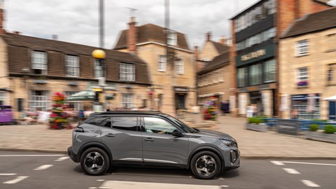 Peugeot E-2008: dynamic shot in town