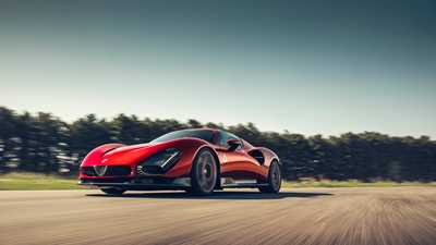 Alfa Romeo 33 Stradale front three-quarter