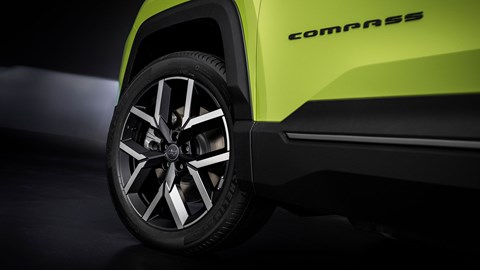 Jeep Compass (2025): alloy wheel, green paint