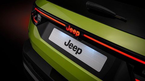 Jeep Compass (2025): illuminated boot emblem, green paint