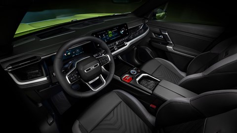 Jeep Compass (2025): dashboard and infotainment, black upholstery