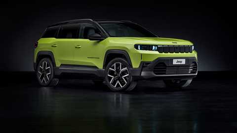 Jeep Compass (2025): front three quarter, low angle, green paint