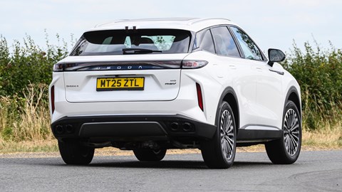 Omoda 9 rear cornering