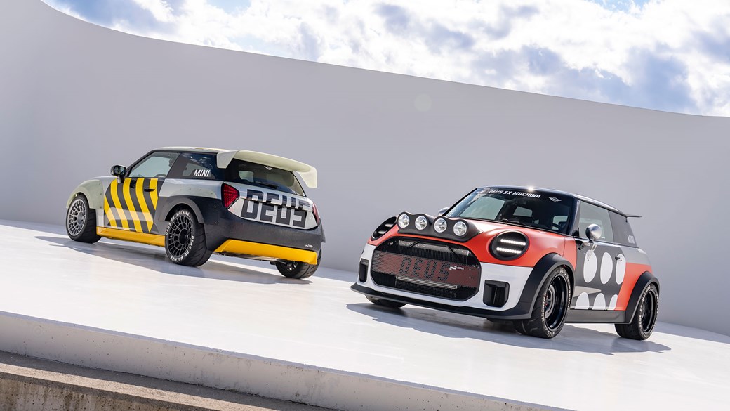 Концепты MINI Deus: студийная съемка, передняя часть Machina, задняя часть Skeg, угол смещения