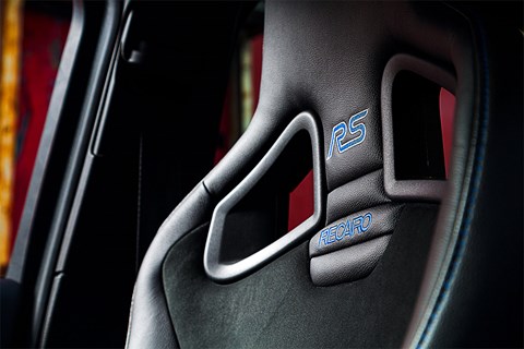 Ford Focus RS seat by Recaro: grippy!