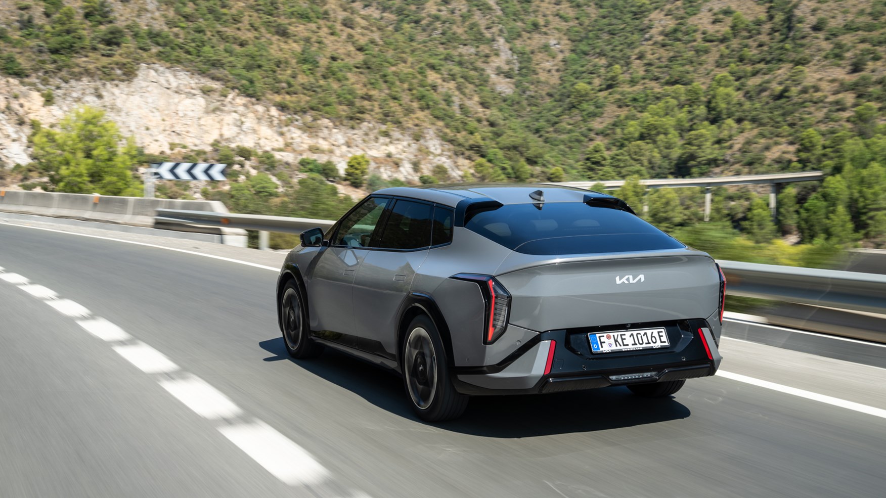 kia_ev4_fastback_92.jpg?mode=max&quality=90&scale=down
