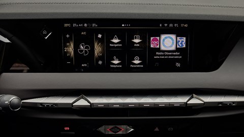 DS No.4 (2025) review: infotainment screen, brown leather upholstery
