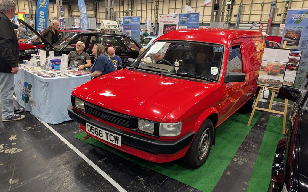 Полностью отреставрированный почтовый фургон Austin Maestro на выставке классических автомобилей NEC 2025