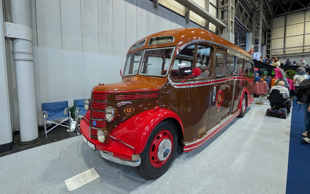 Туристический автобус Bedford OB с кузовом Duple Vista на выставке классических автобусов NEC 2025