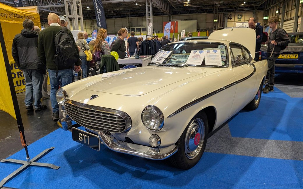 Volvo P1800 от Saint на выставке классических автомобилей NEC 2025