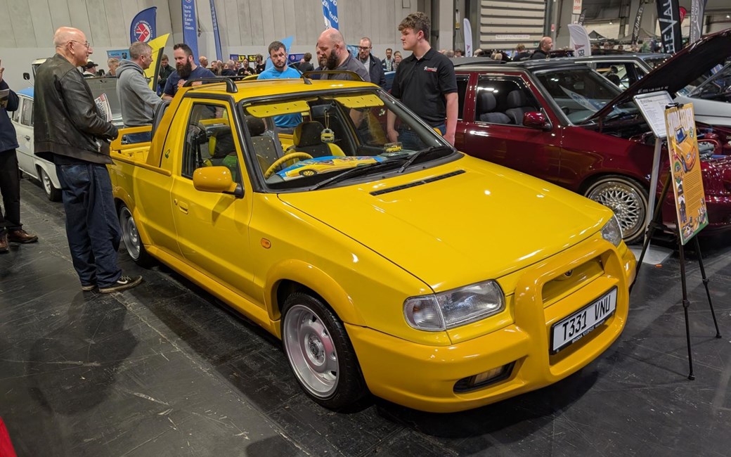 Полностью отреставрированная и слегка модифицированная Skoda Felicia Fun на автосалоне NEC Classic 2025 года