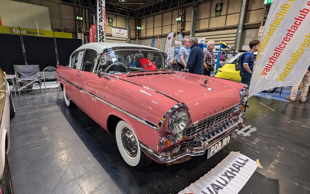 Розовый Vauxhall Cresta 1959 года на автосалоне NEC Classic 2025
