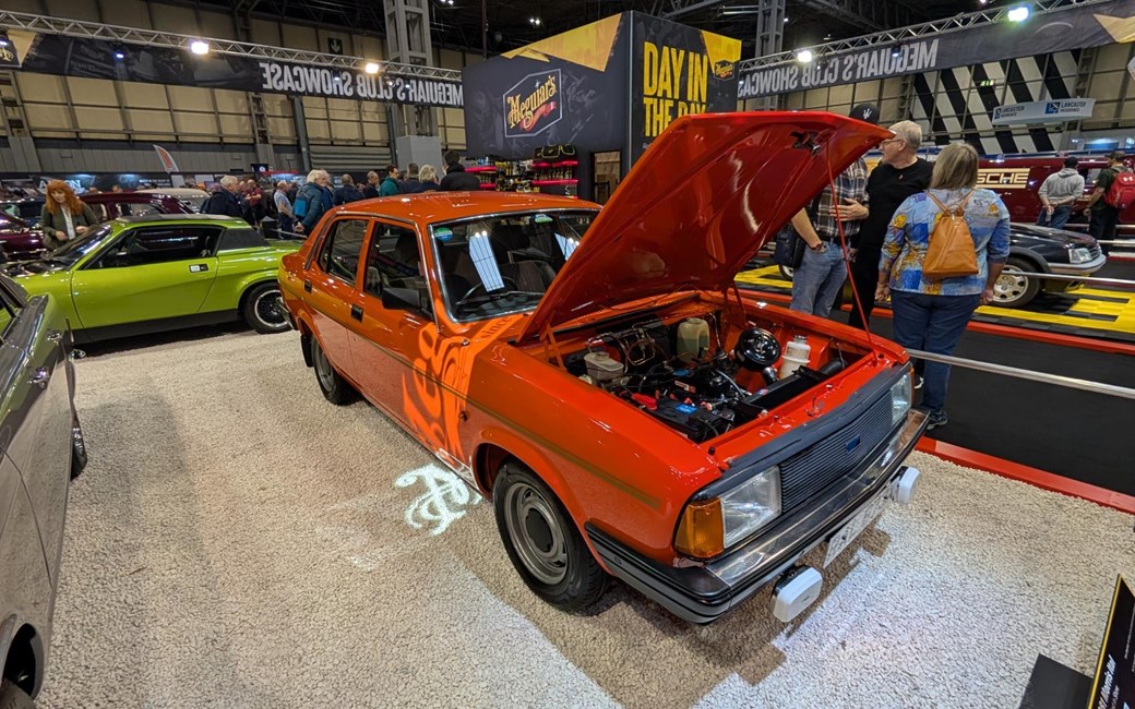Полностью отреставрированный Morris Marina 1.3 L на автосалоне NEC Classic 2025