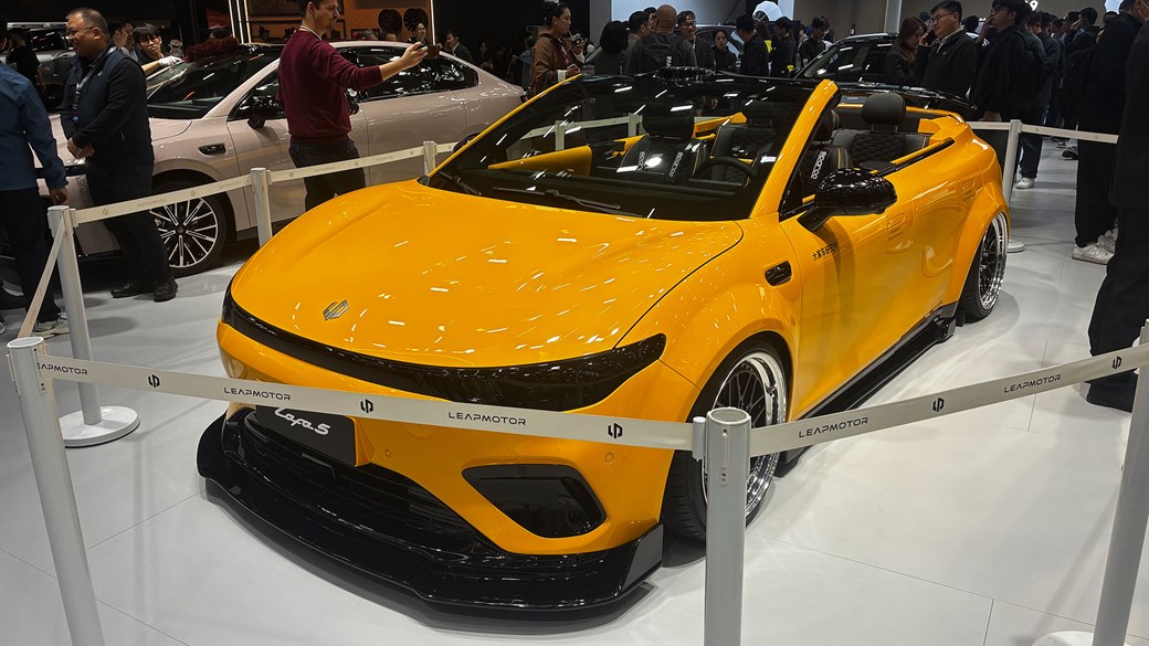 Автосалон в Гуанчжоу 2025: модифицированный Leapmotor B05, жёлтый цвет