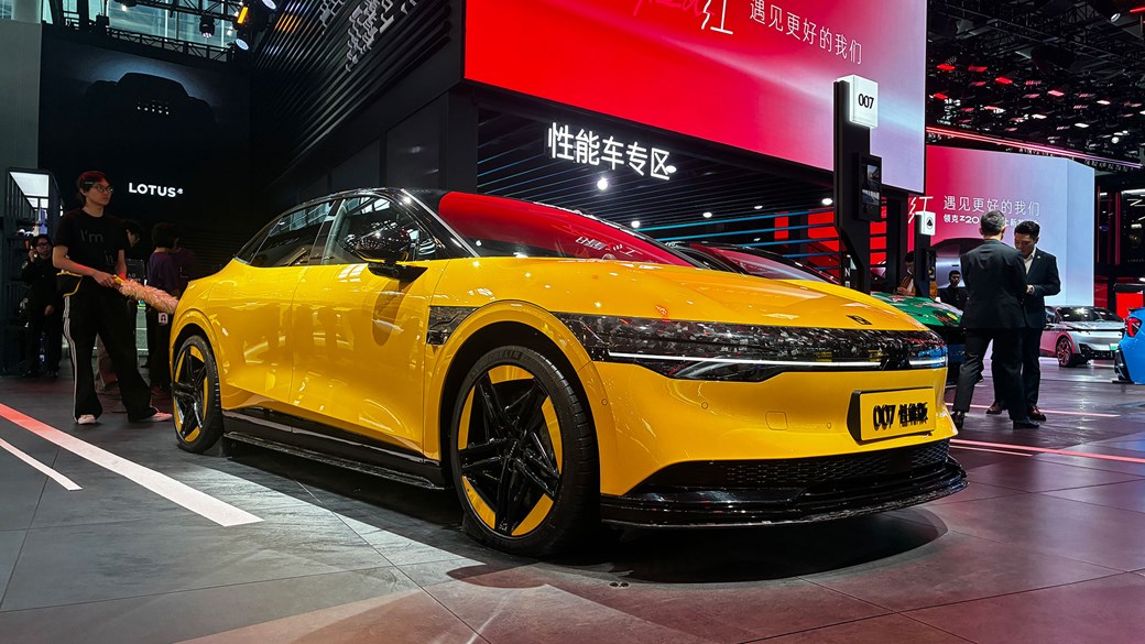 Автосалон в Гуанчжоу 2025: Zeekr 007 Performance, жёлтый цвет