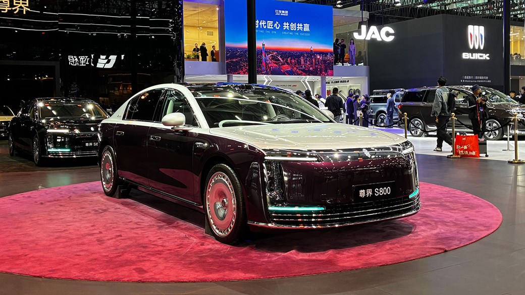 Автосалон в Гуанчжоу 2025: Maextro S800, двухцветный красно-серебристый