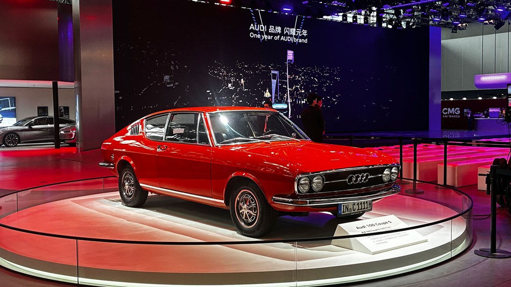 Автосалон в Гуанчжоу 2025: Audi 100, красный цвет