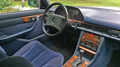 Inside the W126: well-assembled plastics frame suspiciously shiny wood appliques