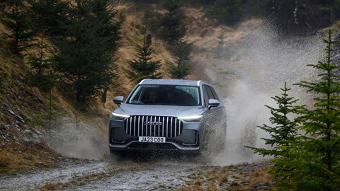 Jaecoo 8 (2026) unveiled: front three quarter off-roading, silver