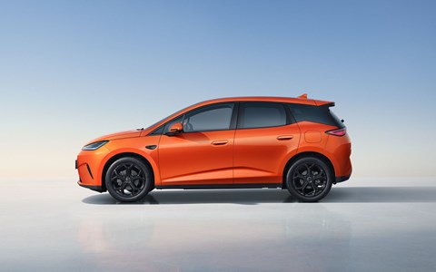 BYD Dolphin G DM-i side view