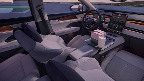 Skoda Peaq - front seats with optional table attachment