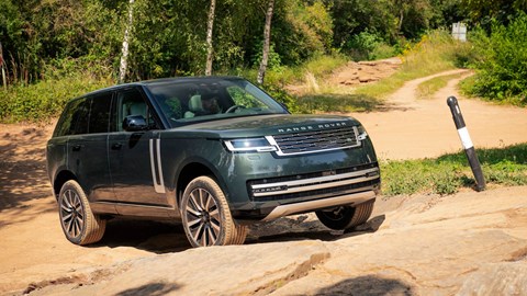 Range Rover Electric (2026): front three quarter off-roading, green paint