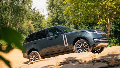 Range Rover Electric (2026): side view off-roading, green paint