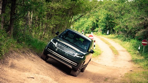 Range Rover Electric (2026): front off-roading, green paint